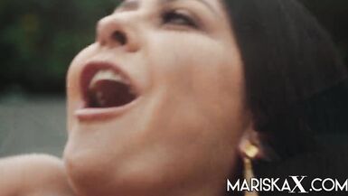 MARISKAX Lalin Girl Mariska se fait étirer le cul par une BBC