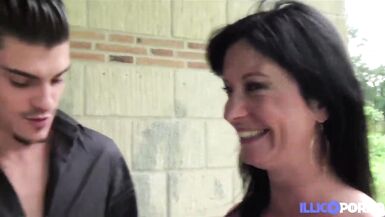 Emy, brunette hair très chaude, veut combler tous ses trous