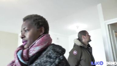 Hottie donne son cul pour payer le propriétaire