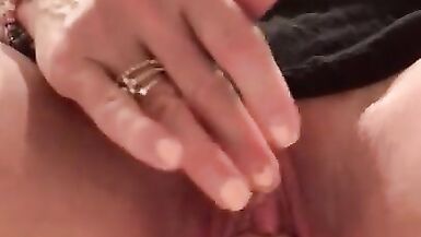 Mãe gostosa que gostaria de foder com força o Bonks Sextoy - 5 image