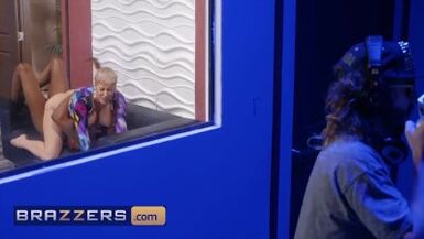 Brazzers - Breasty mother I'd like to fuck Ryan Keely Knows How to Handle Large Afro Ramrods - 1 image