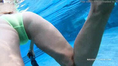 Mon transparent lors de lutilisation de maillots de bain une pièce dans une piscine publique