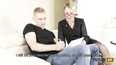 TUTOR4K. Un homme met un sac en papier sur la tête dune professeure âgée et lui cloue le bec.