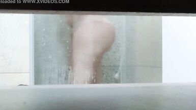 Depois de um dia de piscina irmão tarado quer ver a marquinha de sua irmã gostosa - 4 image