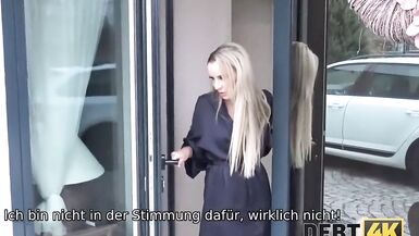 DEBT4k. Geldmangel verwandelt sich bescheiden in schmutzige Hure - 3 image