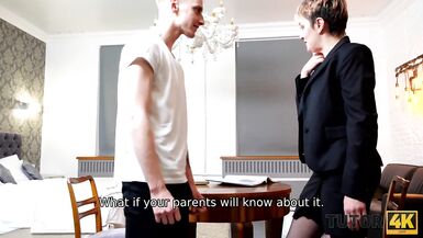 TUTOR4K. Une femme âgée aux cheveux courts donne une tarte à la fourrure à un jeune homme pour faire lamour.