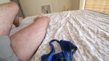 La belle-sœur se fait prendre par le beau-frère qui se masturbe - 1 image