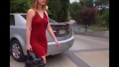 La plus belle salope du monde baise un mec rasé.