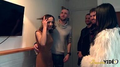 Sonia et Jennifer deux coquines hawt se partagent trois bites - 1 image