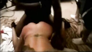 HotWife genießt die Einnahme von BBC, während der Ehepartner Filme - 4 image