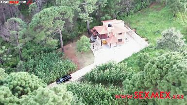 عمال يحسس عليها وحط زبه في طيزها علشان تتدفي سكس مترجم فشيخ - 2 image