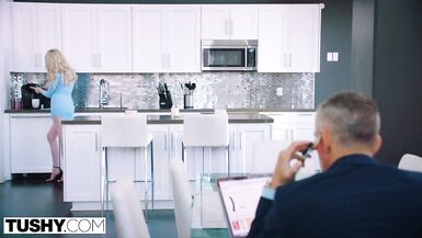 TUSHY Babe finally has a reason to be gaped at work - 2 image