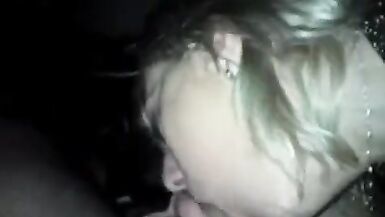 Une Pute Blonde Pas Cher me Suce En Voiture - 4 image