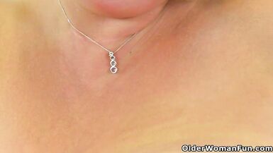 Chunky milf Christina X knows how to use a dildo - 12 image