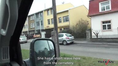 Takevan - Une mère maigre et excitée baisée lors dun faux rendez-vous