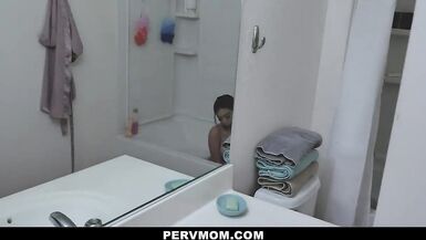 Hızlı Bir Sikiş İçin Üvey Anneyi Uyandırmak - 2 image