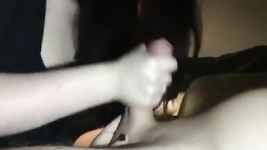 Sinnlicher Handjob von geiler Amateur-Frau - 8 image