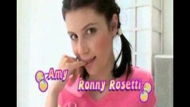 Petite sœur aguicheuse se fait pomper grossièrement dans un trou de sperme rose