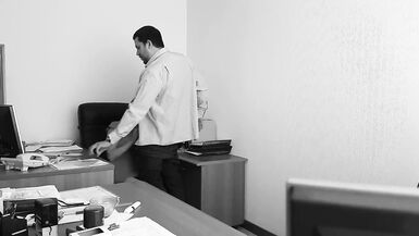 Il capo copula di nuovo mia moglie in ufficio con una telecamera nascosta. (Segretaria eccitata) - 2 image