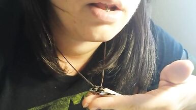 La femme dominante garde un petit animal de compagnie dans un médaillon