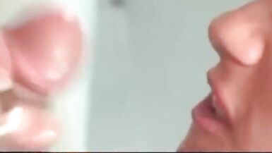 iki Seks Milfs Bir Delikanlıyla Zaman Geçiriyor - 2 image
