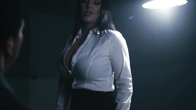 Angela White sait comment obtenir la vérité