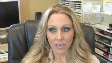 2 MILFs blanches aux cheveux longs qui parlent à la caméra - Marron foncé plus Blond