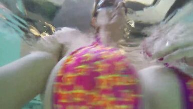 La Puta Mexicana cogiendose a su mejor amiga en publico, en la alberca de sus departamentos.