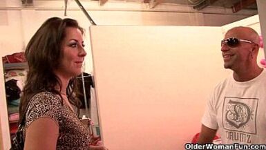 Soccer mommy acquires picked up and makes porn video