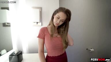 Ma belle-mère infidèle a bu mon sperme après mavoir englouti.