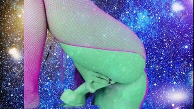 Te Masturbaruas Por un Alien - 1 image