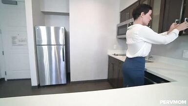 Üvey annem bana nasıl yapıldığını gösterdi.