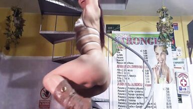 LA DIOSA mother I'd like to fuck EXCITADA SE TOCA Y SE MASTURBA EN  BARANDA DE ESCALERA CARACOL - 4 image