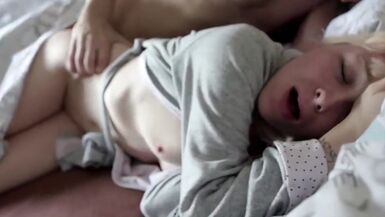 Scopo la giovane mogliettina del vicino mentre lui lavora