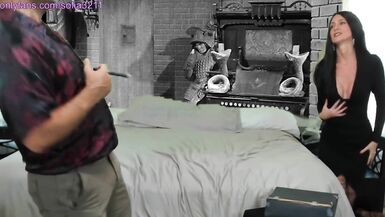 Parodie de la famille Addams La femme au foyer Morticia acquiert la joie de la chose et de Lurch