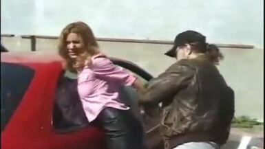 Une jolie femme sexy attrapée parce quelle était une pouffiasse