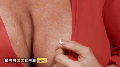 Brazzers - Le professeur Alura Jenson, une mère excitée qui aimerait baiser, ne peut résister et monte sur la BBC de ses étudiants pendant le cours. - 3 image