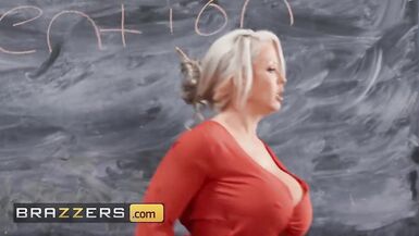 Brazzers - Le professeur Alura Jenson, une mère excitée qui aimerait baiser, ne peut résister et monte sur la BBC de ses étudiants pendant le cours. - 4 image