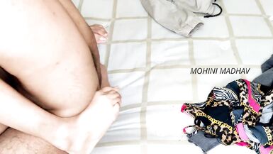 O cunhado fode a irmã da mulher e o rabo enquanto a mulher está a dormir ao lado dele - 5 image