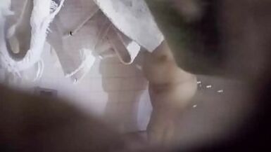 cuñada dedeada mientras se baña