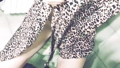 Italiansex2020 Danser avant de faire pipi dans la baignoire, cette femme désespère de ne pas pouvoir faire pipi.