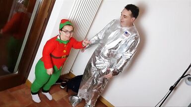 Une naine (Sara One) fait un sexe oral à une astronaute (Andrea Dipre) !