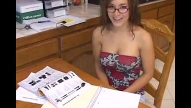 Une adolescente dâge légal très mignonne vend son innocence