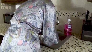 La main de sa mère reste coincée dans lévier et son fils lagresse - Sexe coercitif, POV, mère que jaimerais baiser - Nikki Brooks - 4 image