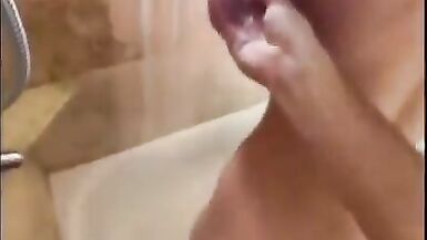 Une adolescente dâge légal, sexy et fumante, se fait tuer dans les toilettes - 3 image