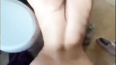 Une adolescente dâge légal, sexy et fumante, se fait tuer dans les toilettes - 4 image