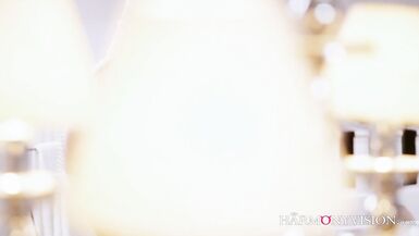 Un petit bout de femme fait sourire une nouvelle fois son alliée veuve - 2 image