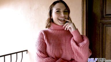 MILTRIP La mère au cul épais que jaimerais baiser Laubergiste satisfait ses clients