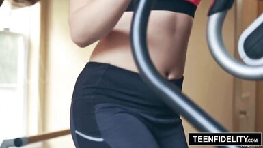 TEENFIDELITY - Ladolescente Kylie Quinn se fait masser les fesses.