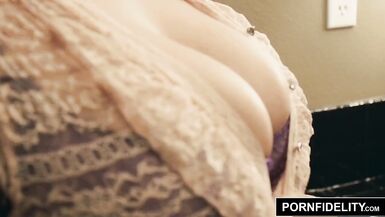 PORNFIDELITY Angela White 大きな天然おっぱいポンピング - 3 image